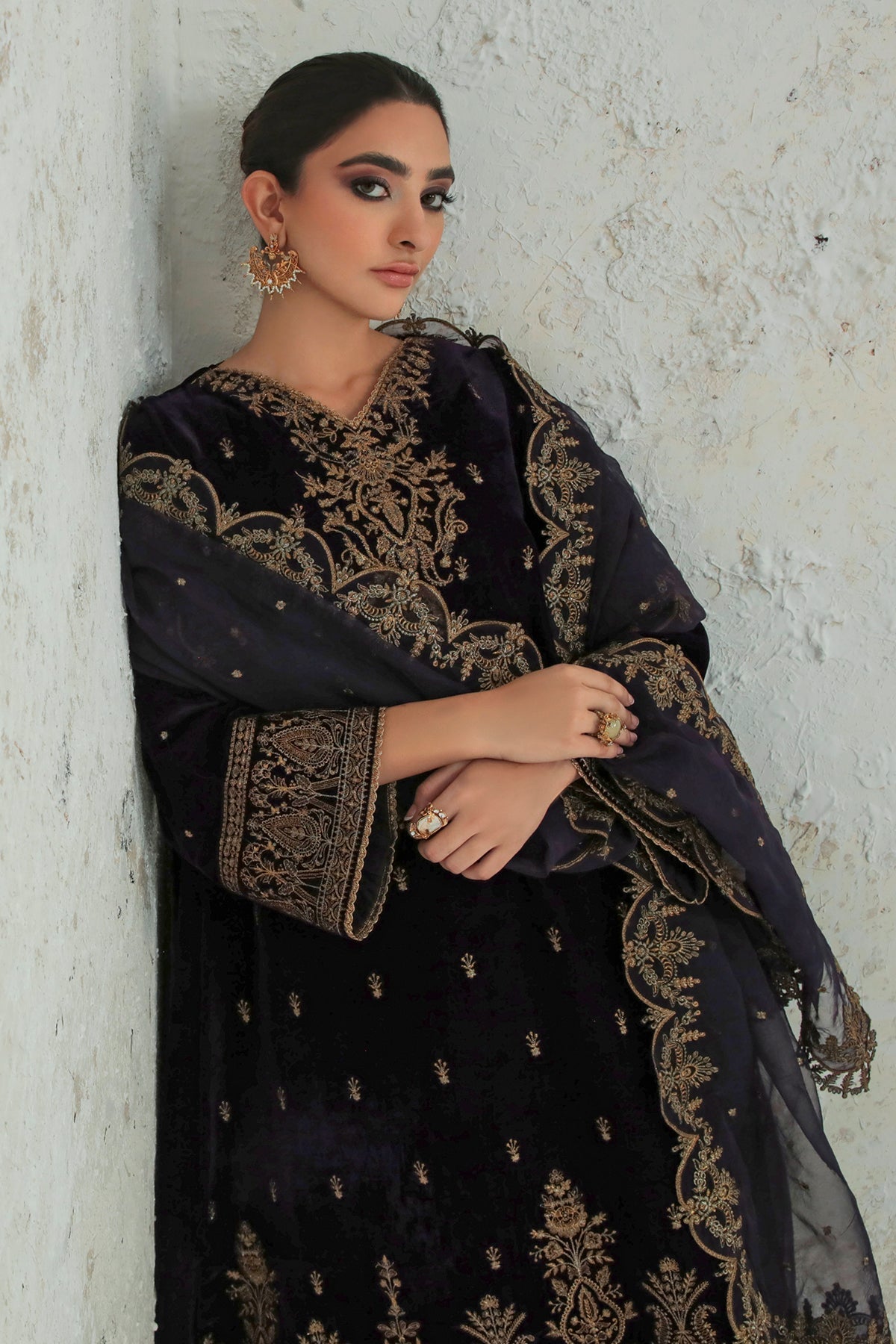 EMBROIDERED VELVET UF-239 - Riwayat-e-khas