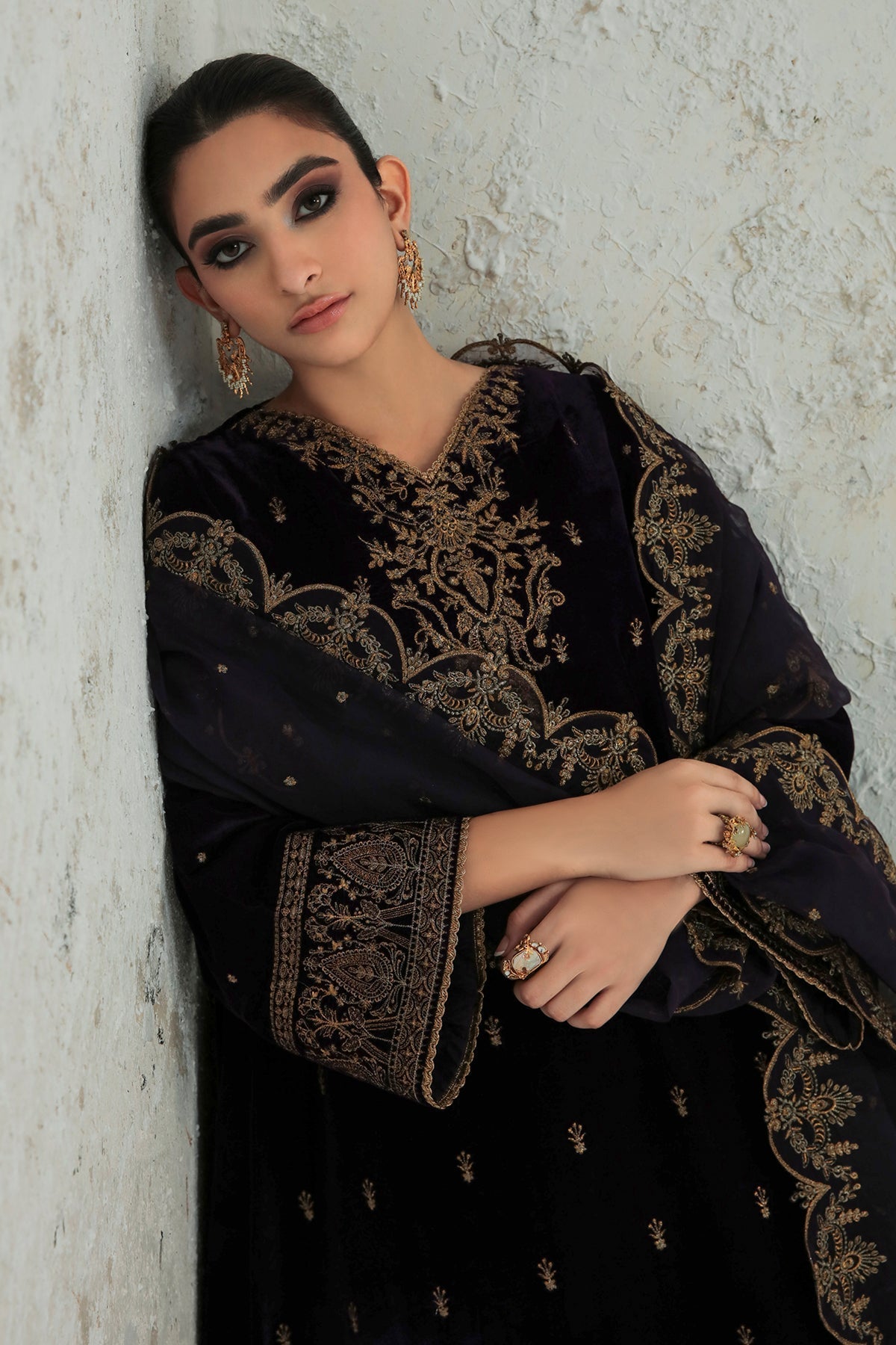 EMBROIDERED VELVET UF-239 - Riwayat-e-khas