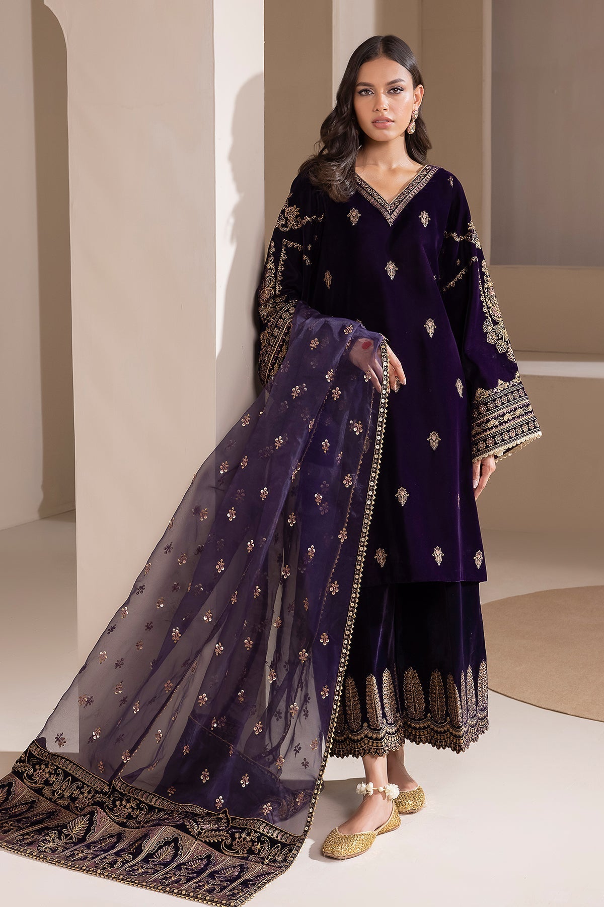 EMBROIDERED VELVET UF-420 - Riwayat-e-khas