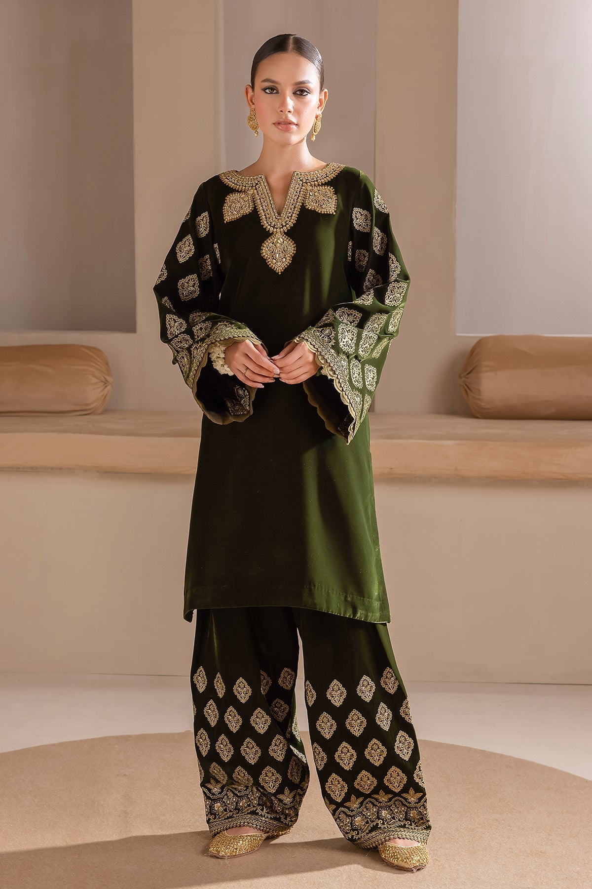 EMBROIDERED VELVET UF-425 - Riwayat-e-khas