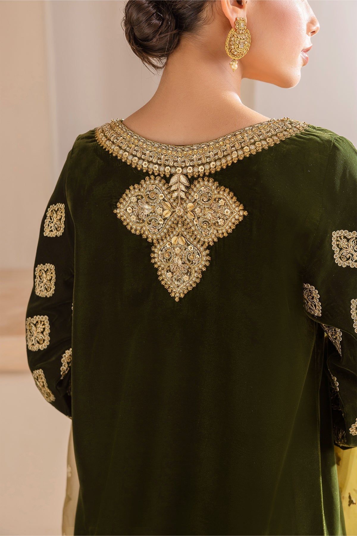 EMBROIDERED VELVET UF-425 - Riwayat-e-khas