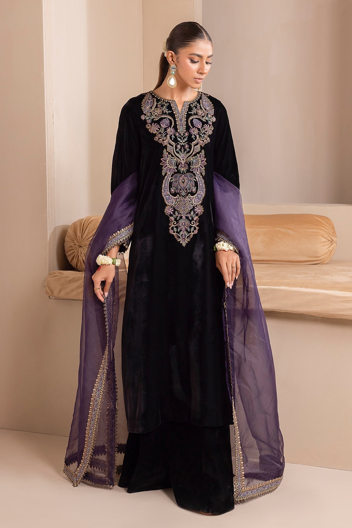 EMBROIDERED VELVET UF-426 - Riwayat-e-khas