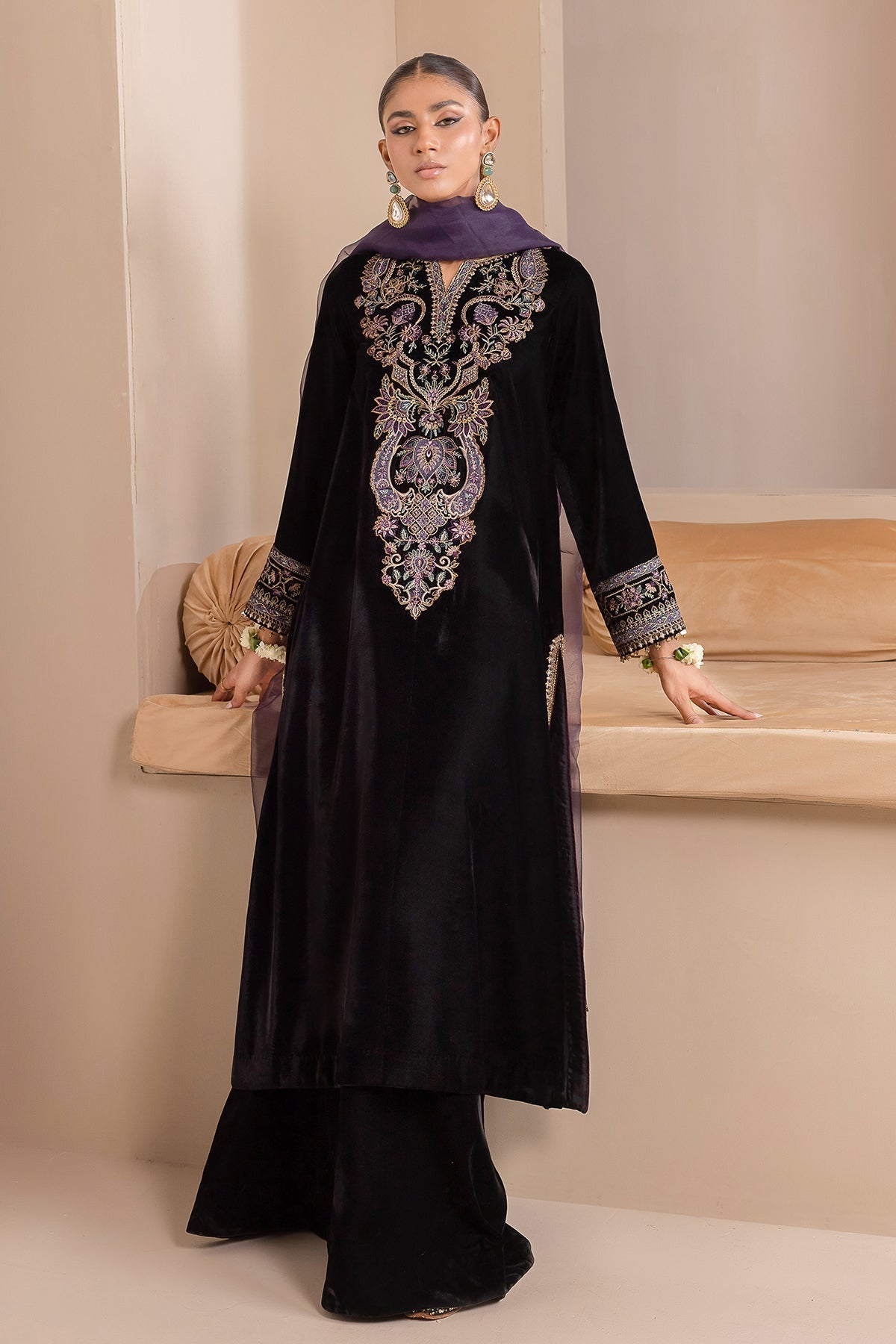 EMBROIDERED VELVET UF-426 - Riwayat-e-khas