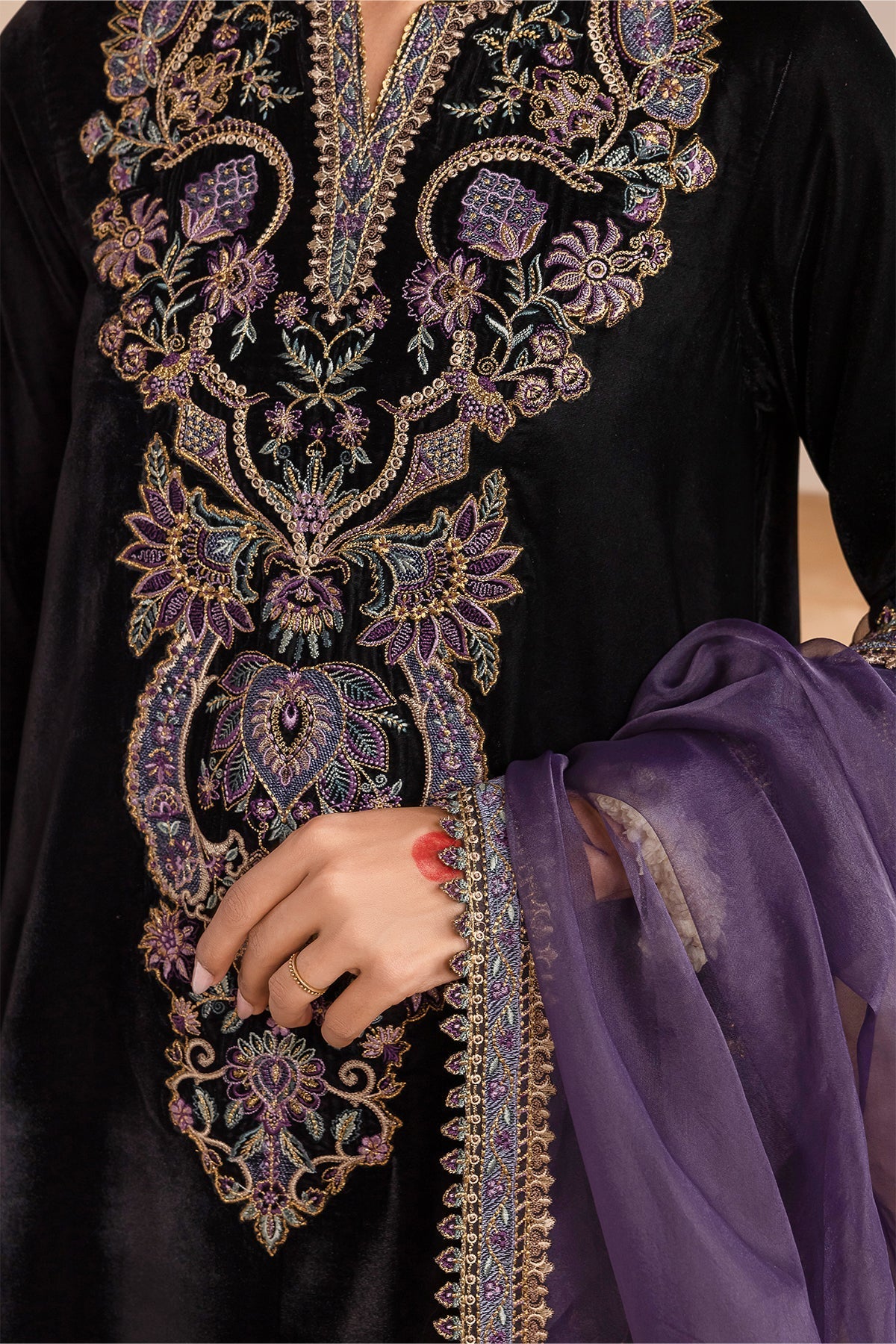 EMBROIDERED VELVET UF-426 - Riwayat-e-khas