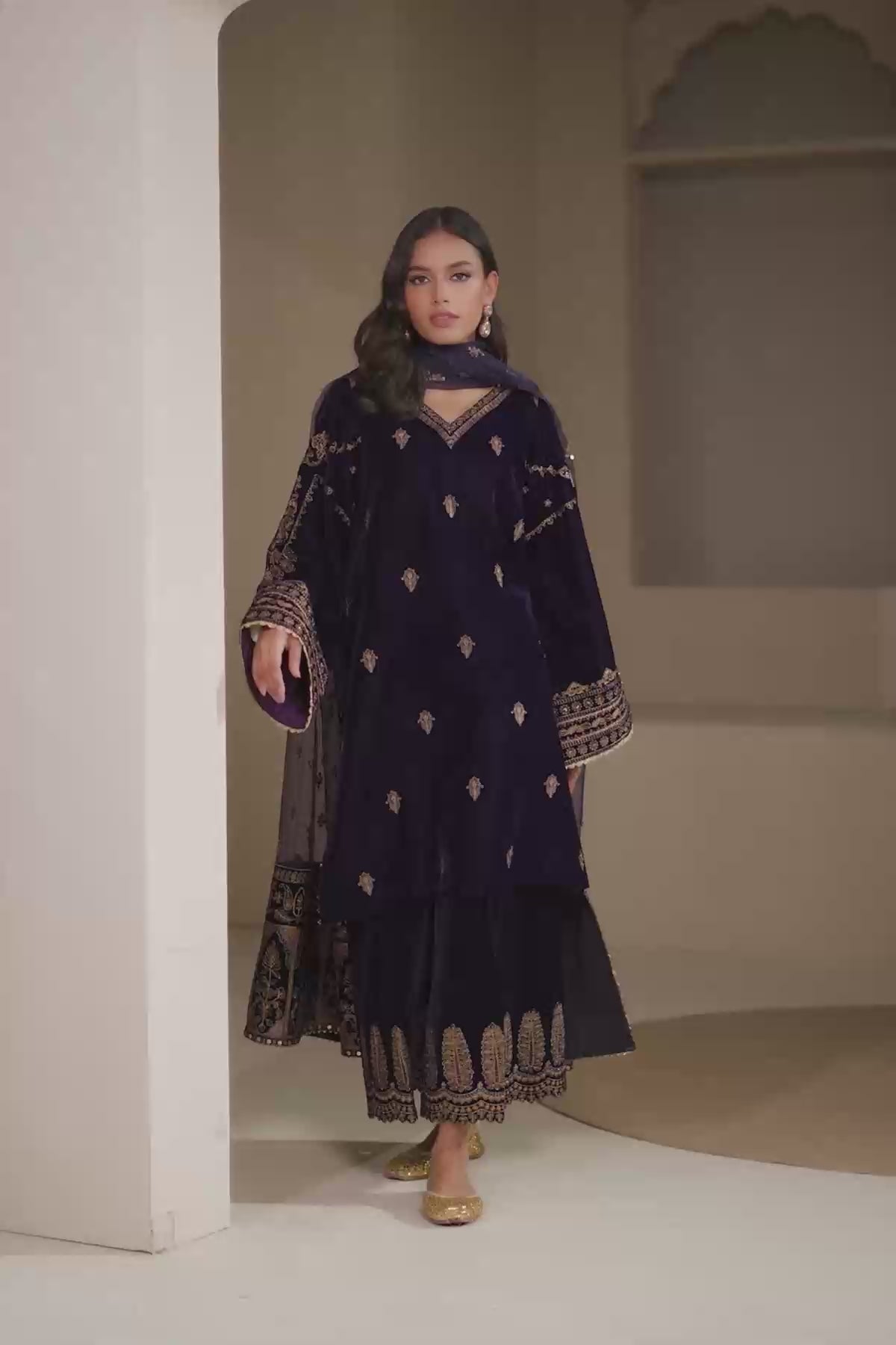 EMBROIDERED VELVET UF-420 - Riwayat-e-khas